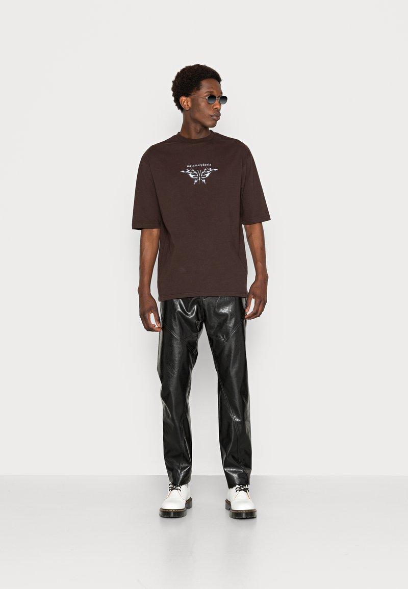 YOURTURN by Zalando - UNISEX - Print T-shirt -  dark brown, Enlarge
