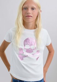 Camiseta blanca de algodón con un gráfico de calavera y tibias en color rosa. Cuello redondo y mangas cortas. Corte casual con una textura suave.