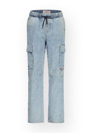 Jasnoniebieskie spodnie cargo z denimu z elastycznym paskiem w talii, czarnym sznurkiem, bocznymi kieszeniami z klapami oraz luźnymi, prostymi nogawkami.