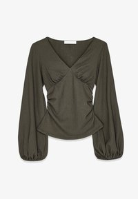 Blusa texturada verde oliva con mangas largas abullonadas, escote en V, cuerpo fruncido y dobladillo ligeramente acampanado.