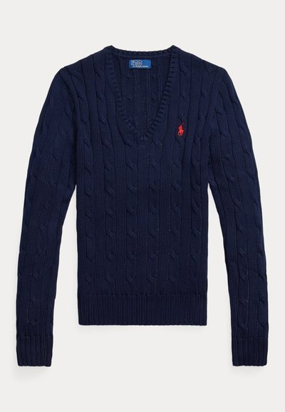 Navyblå kabelstrikket V-hals sweater med lange ærmer og et lille rødt broderet Polo-logo på venstre bryst.