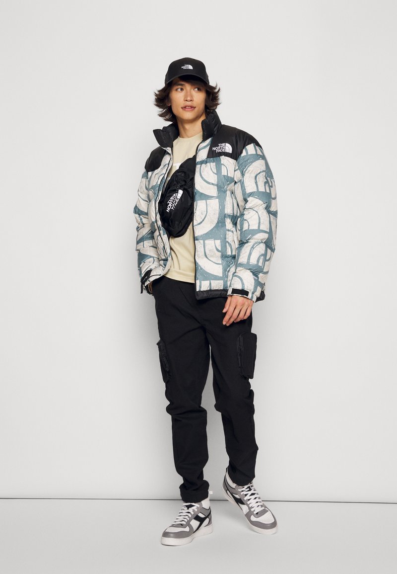 Herren Leichte Jacken | The North Face LHOTSE JACKET Daunenjacke goblin blue woodblock half dome print/blau - IZ57302 Herren Leichte Jacken | The North Face LHOTSE JACKET Daunenjacke goblin blue woodblock half dome print/blau - IZ57302