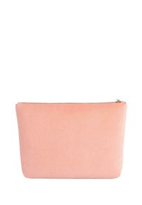 Vaaleanpunainen samettinen clutch-laukku, jossa on sileä pinta, suorakulmainen muoto ja kultainen vetoketju ylhäällä. Minimalistinen design ilman kuvioita.