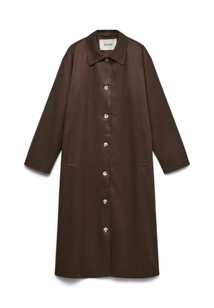 Langer brauner Mantel mit Knöpfen, Kragen und seitlichen Taschen, flach vor weißem Hintergrund dargestellt.