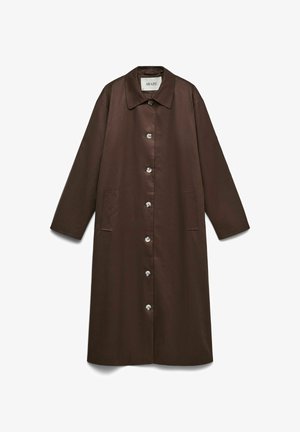 Lang brun knapcoat med krave og sidelommer, vist fladt mod en hvid baggrund.