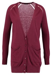 Burgundský kardigan s výstřihem do V, dlouhými rukávy a dvěma předními kapsami. Obsahuje zapínání na knoflíky a vroubkované manžety a lem. Měkk�á pletená textura.