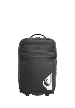 Schwarzer Rucksack mit Rollen, oberem Griff, Frontreißverschlusstasche und weißem stilisiertem Logo in der unteren rechten Ecke.