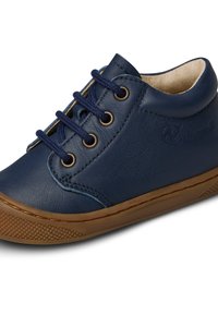 Námořnické kožené boty s kulatou špičkou, hnědou gumovou podrážkou a námořnickými tkaničkami. Obsahují zlaté očka a polstrovaný límec kolem kotníku pro pohodlí.