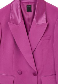 Fuchsia-Blazer mit satinierter Spitzenrevers, doppelreihiger Knopfleiste und einer einzelnen Brusttasche. Aus glattem Stoff, taillierte Passform.