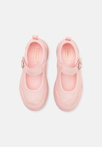 Friboo Baletkurpes ar siksniņu ap potīti - coral