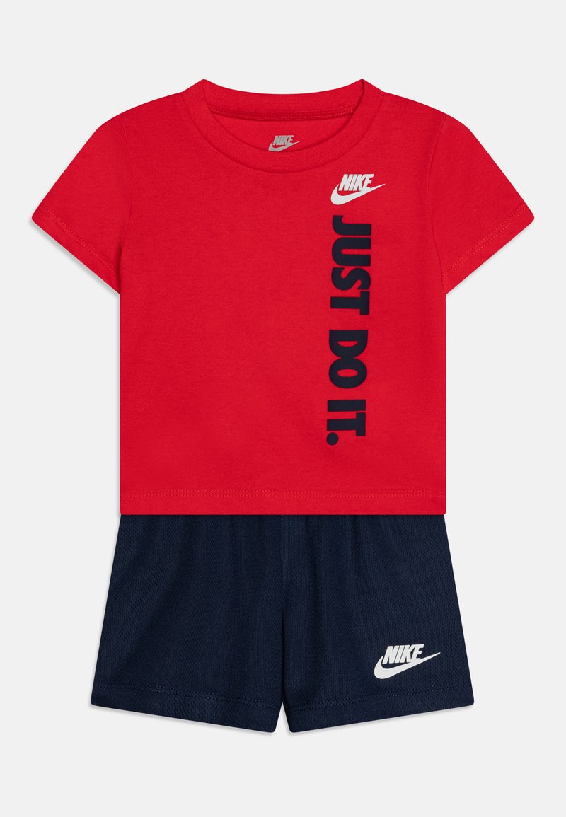 Punane puuvillane t-särk lühikeste varrukatega, millel on sinises kirjas "JUST DO IT.", koos siniste võrkpükstega. Mõlemal on valge Nike logo.
