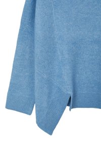 Helles blaues Sweatshirt aus weichem, gestricktem Material, mit lockerer Passform, gerippten Bündchen und seitlichen Schlitzen für zusätzlichen Komfort.