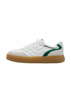 Sneaker bianco con accenti verdi e argento, parte superiore in pelle liscia, suola in gomma, e pannelli laterali testurizzati. Caratterizzato da punta arrotondata e chiusura con lacci.