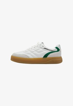 Witte sneaker met groene en zilveren accenten, bovenwerk van glad leer, rubberen zool van gum en getextureerde zijpanelen. Beschikt over een ronde neus en vetersluiting.
