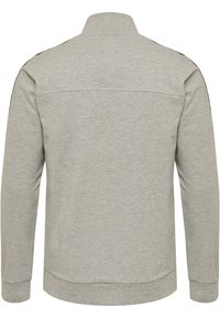 Felpa grigia con colletto alto, maniche lunghe e una superficie liscia. Presenta un design semplice senza ulteriori motivi o accenti.