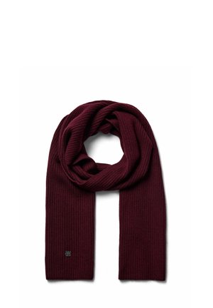 Écharpe tricotée rouge foncé avec une texture côtelée pliée en boucle, montrant une petite étiquette de marque carrée en noir et blanc près d'une extrémité.