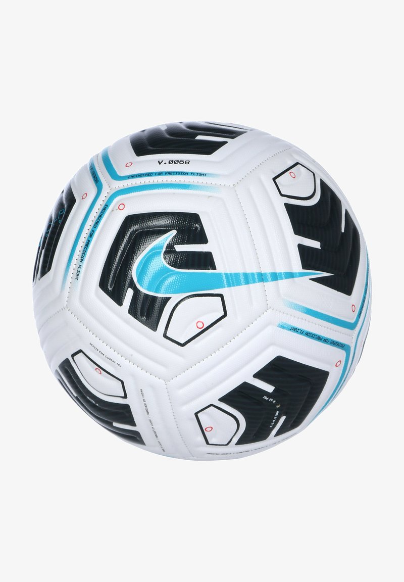 Weißer und schwarzer Fußball mit blauem Nike-Swoosh und geometrischen Mustern, mit dem Text "Entwickelt für präzisen Flug."