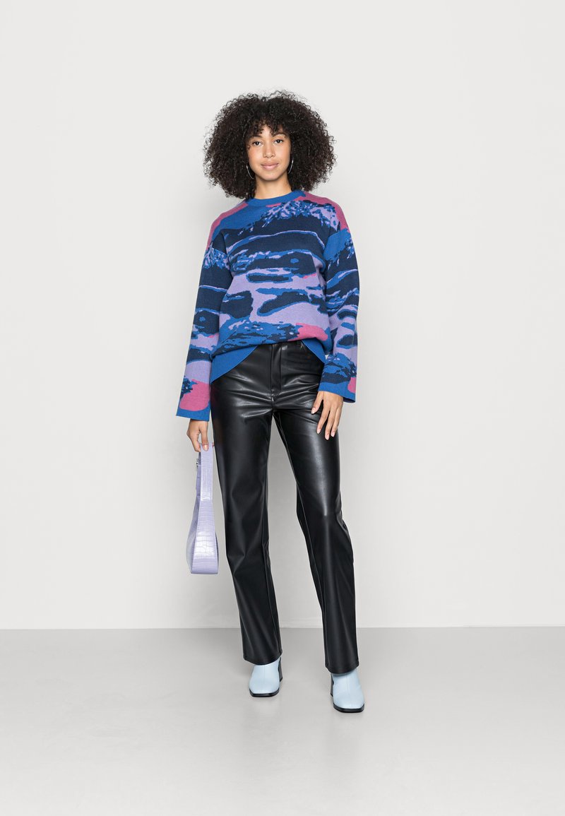 Damen Strickjacken | NA-KD LANDSCAPE PRINT Strickpullover blue/blau - GP44933 Damen Strickjacken | NA-KD LANDSCAPE PRINT Strickpullover blue/blau - GP44933
