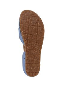 Blaue Sandale mit einer strukturierten Gummisohle, die über ein gemustertes Grip-Design und ein Korkfußbett verfügt. Die Sohle zeigt ein Gittermuster für besseren Halt.