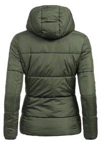 Giacca a vento verde oliva con cappuccio, caratterizzata da un design trapuntato, cuciture orizzontali e polsini elasticizzati. Texture morbida e liscia, tessuto resistente.