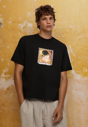 Bershka, KLIMT PRINT - TSHIRT - T-shirt imprimé - black