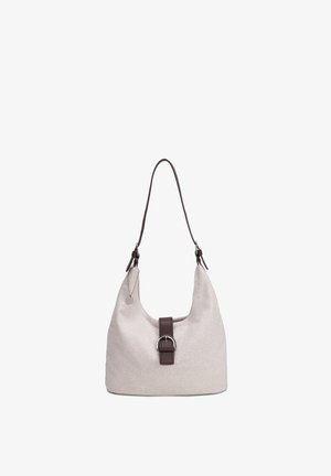 Hellgraue Stoff-Schultertasche mit dunkelbraunem, verstellbarem Riemen und zentralem Schnallenverschluss auf der Vorderseite.