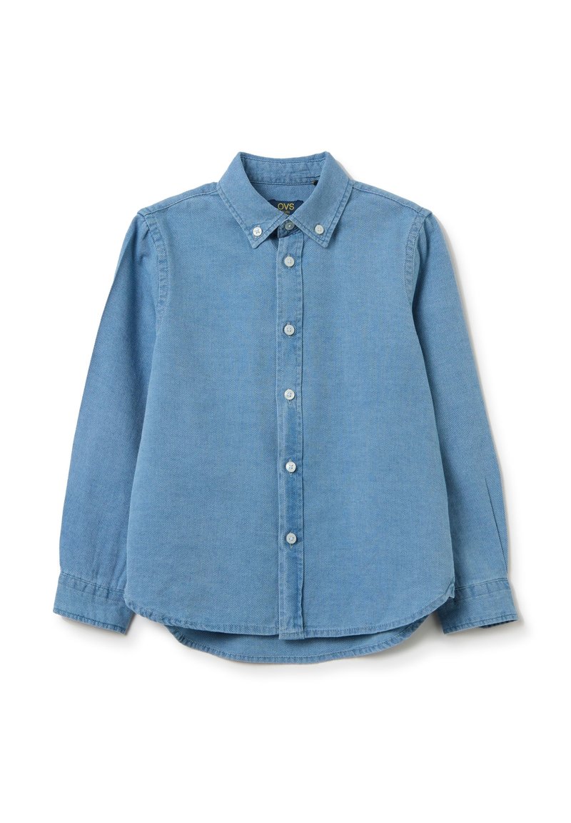 Camicia in denim blu chiaro con maniche lunghe, colletto a punta e chiusura frontale con bottoni. Presenta un orlo curvo e un tessuto strutturato.