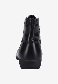 Schwarze Lederstiefeletten mit glatter Textur, abgerundetem Fuß, niedrigem Absatz und minimalen Nähakzenten an der Rückseite.