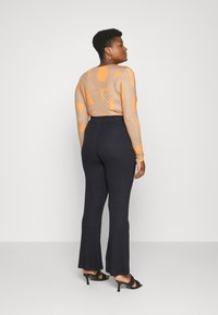 Noisy May Curve NMPASA FLARED PANTS CURVE - Calças - black