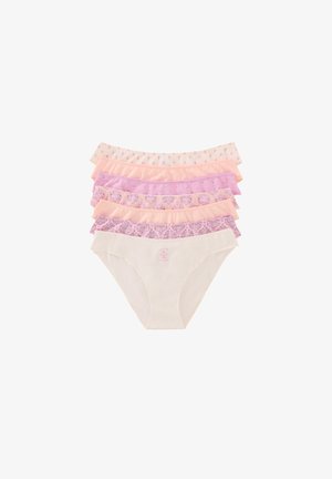 Verpakking van vijf paar katoenen slips in verschillende pastelkleuren (roze, lavendel, crème), met ruches aan de randen en bloempatronen.