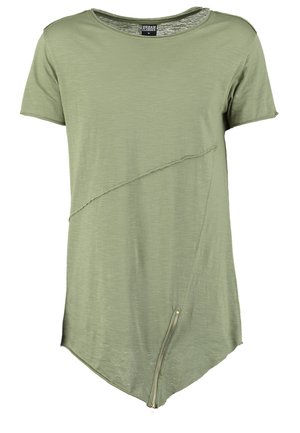 Camiseta de manga corta en color verde oliva con un dobladillo asimétrico y una costura diagonal. Cuenta con un detalle de cremallera en el lado inferior derecho.