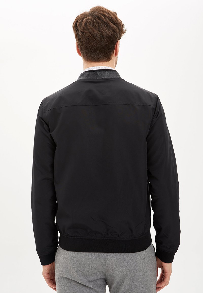 Herren Leichte Jacken | DeFacto SLIM FIT Bomberjacke black/schwarz - XE79474 Herren Leichte Jacken | DeFacto SLIM FIT Bomberjacke black/schwarz - XE79474