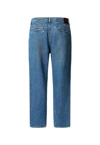 Blå denimjeans med rak skärning, bakfickor och en brun läderlap på midjan. Texturerad tyg med blekt mönster.