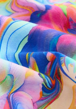 Färgglatt tyg med virvlande mönster i nyanser av blått, rosa, grönt och orange, som visar en mjuk textur och livfull design.