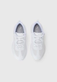 Chaussures de sport blanches avec une tige en mesh, un col rembourré et un système de laçage. Comprend un logo sur la semelle intérieure ; la semelle a un motif texturé.