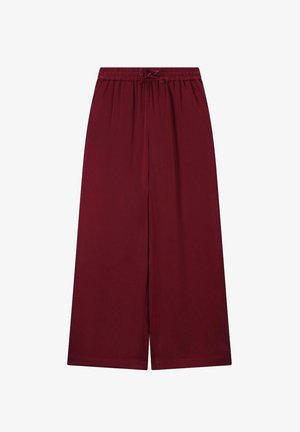 Bordeaux wijdere broek met een elastische tailleband en een trekkoord. Zachte stof met een gladde textuur; geen patronen of hardware zichtbaar.