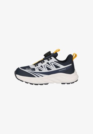 Marineblå og hvide vandtætte sportssko med sort snørebåndssystem, gule træktabs og robust sort sål på hvid baggrund.