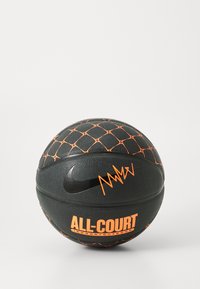Sort basketball med tekstureret overflade, orange syninger i et netmønster, Nike-logo og "ALL-COURT" tekst på bunden til indendørs/udendørs brug.