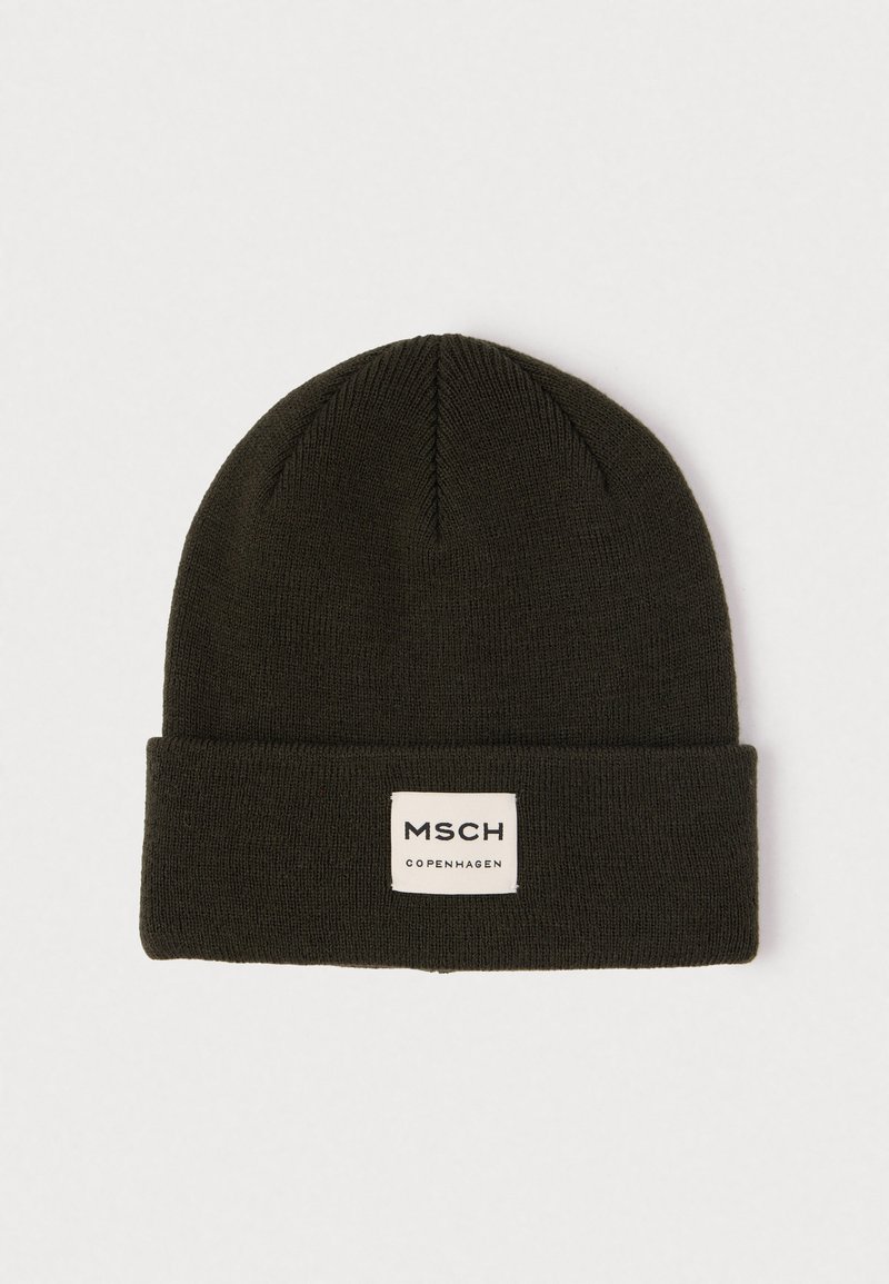 Bonnet en tricot vert foncé avec un revers et une étiquette rectangulaire blanche portant l'inscription "MSCH Copenhagen" centrée sur le revers.
