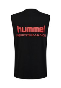 Svart ärmlös prestandatopp med stort rött "hummel"-logotyp och ordet "PERFORMANCE" tryckt på baksidan. Mjuk bomullsblandning.