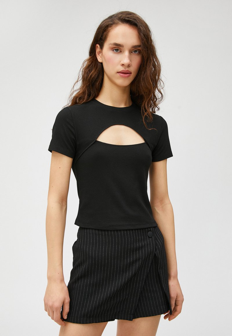Koton CREW NECK SHORT SLEEVE CUT OUT TShirt print black/schwarz