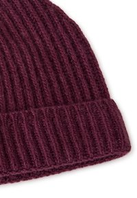 Berretto lavorato a maglia di un profondo bordeaux con costine verticali, dotato di un orlo ripiegato. Realizzato in filato morbido e testurizzato per calore e comfort.