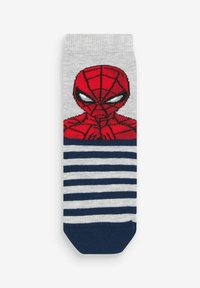 Grijze sokken met een rode Spider-Man grafiek bovenop, met marineblauwe en witte horizontale strepen op de onderste helft en een effen marineblauwe teenzool.