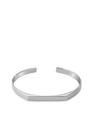Sølv åpen armring med flat, kantete design og glatt polert finish, vist på en hvit bakgrunn.