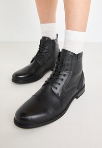 Sélectionné, triple black
