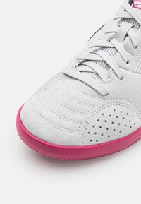 Nike Performance JR. STREETGATO - Botas de futebol de salão - grey fog/brown/white