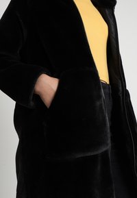 Even&Odd Mantel - black