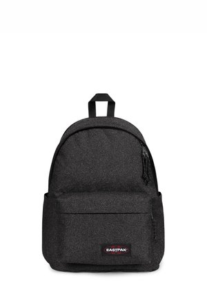 Sac à dos noir Eastpak avec poche zippée à l'avant, poches latérales, poignée supérieure et tissu texturé sur fond blanc.