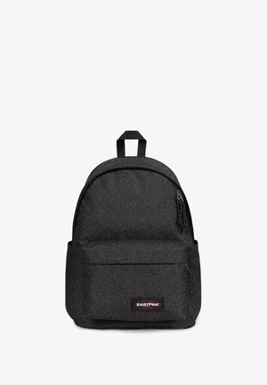 Sort Eastpak rygsæk med frontlynlåslomme, sidelommer, topgreb og tekstureret stof på hvid baggrund.