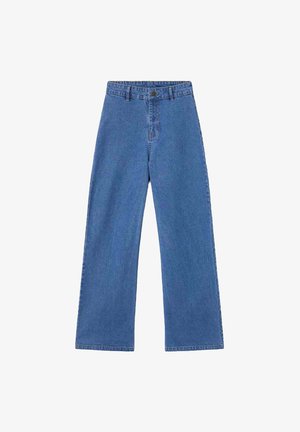 Jeans de tiro alto y pierna ancha en color azul, con pasadores para cinturón, botón frontal y cierre de cremallera, exhibidos sobre un fondo blanco.